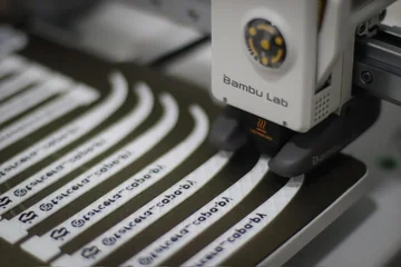 Lentes neón 3D personalizados para eventos y campañas