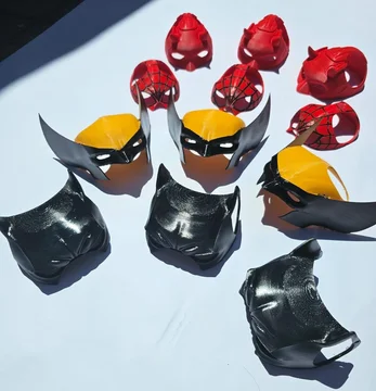 Mascara de superheroe 3D para mascotas con diseño especial