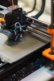 Impresora 3D calibrada para producir piezas funcionales en Paraguay