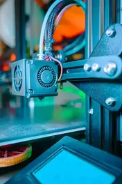 Impresora 3D trabajando en una pieza tecnica en Paraguay